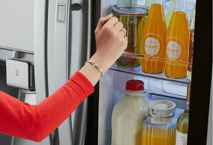 cleaning refrigerator